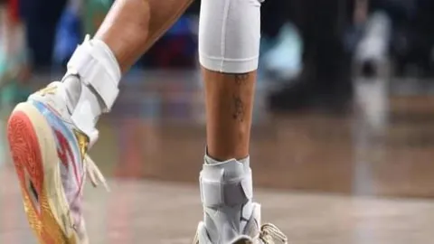 孙浩钦巧妙传球，李慕豪空中强势扣篮得分